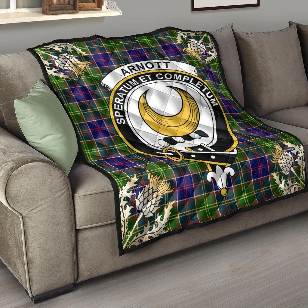 Arnott Tartan Crest Premium Quilt - Gold Thistle Style