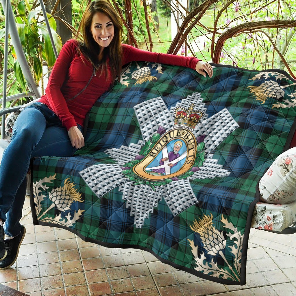 Blackwatch Ancient Tartan Crest Premium Quilt - Gold Thistle Style