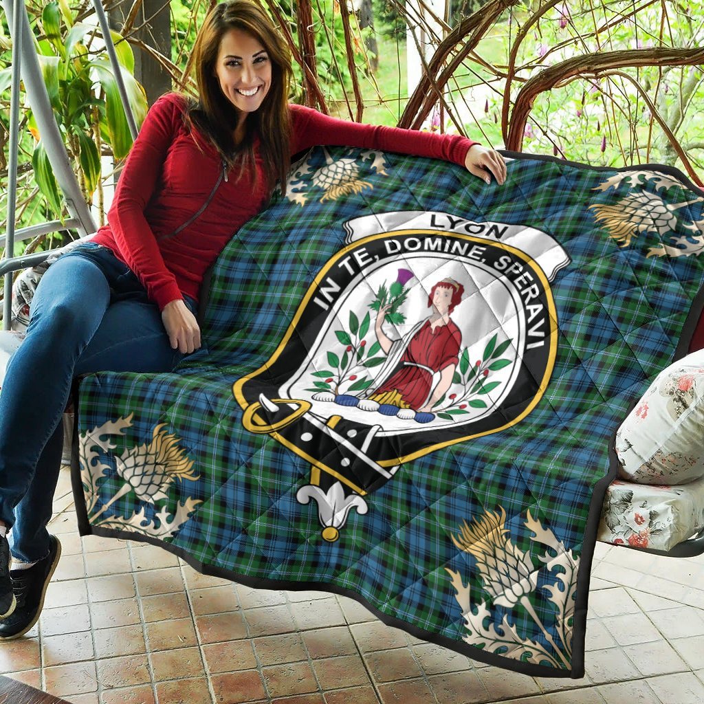 Lyon Tartan Crest Premium Quilt - Gold Thistle Style