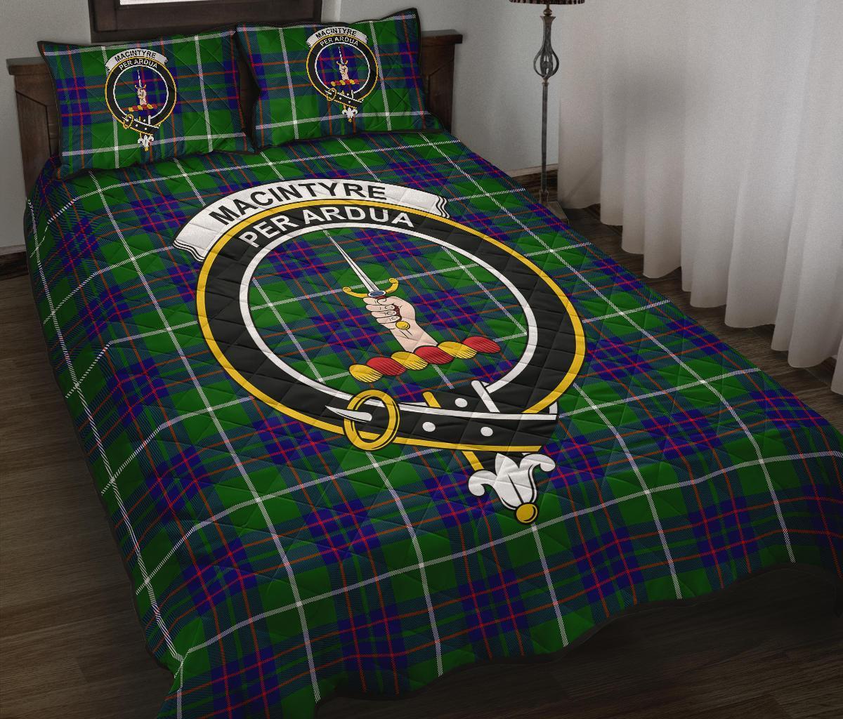 MacIntyre Hunting Modern Tartan Crest Quilt Bed Set