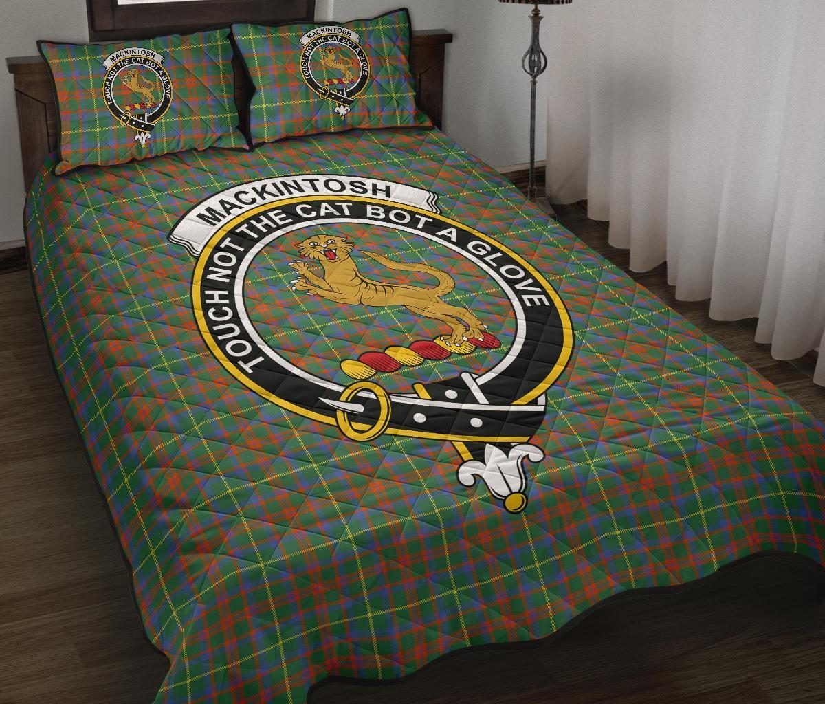 MacKintosh Hunting Ancient Tartan Crest Quilt Bed Set